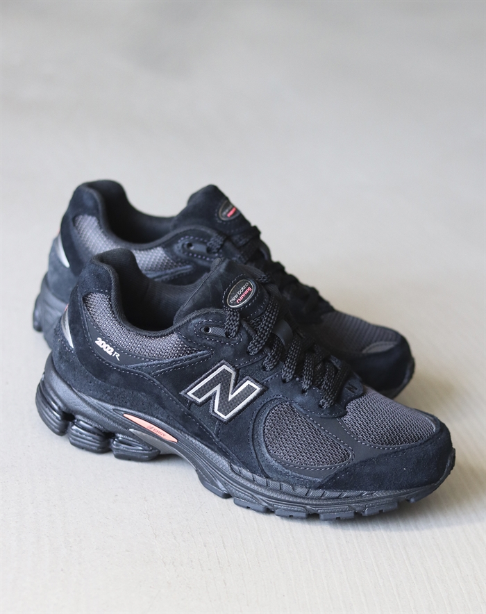 New Balance - U2002RG Sneakers - Black/Urgent Red