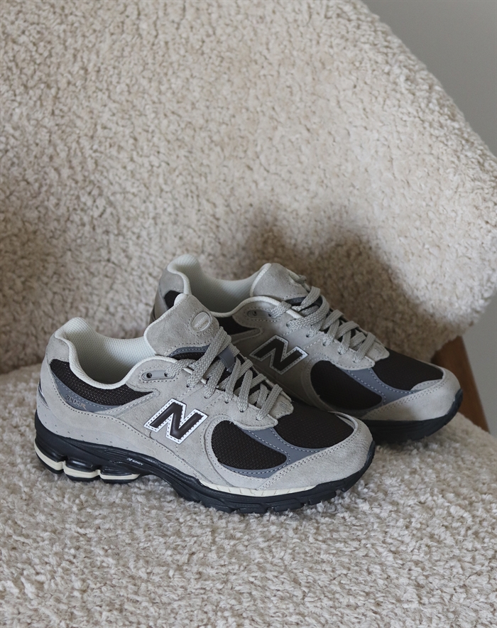 New Balance - U2002RO Sneakers - Arid Stone/Black Coffee