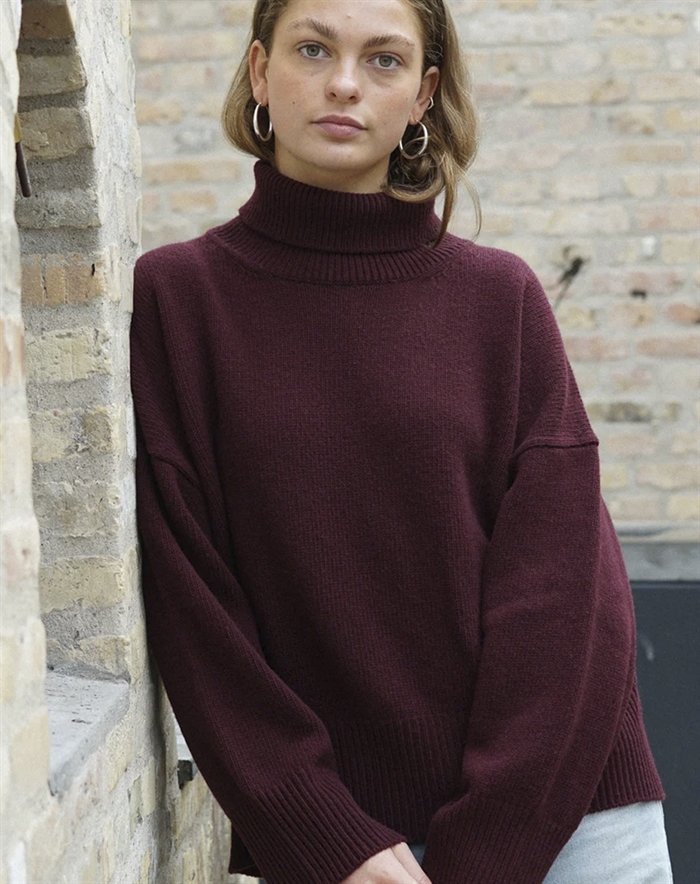Elsk - Highneck Woman\'s Recycled Wool Strik - Deep Amarena 