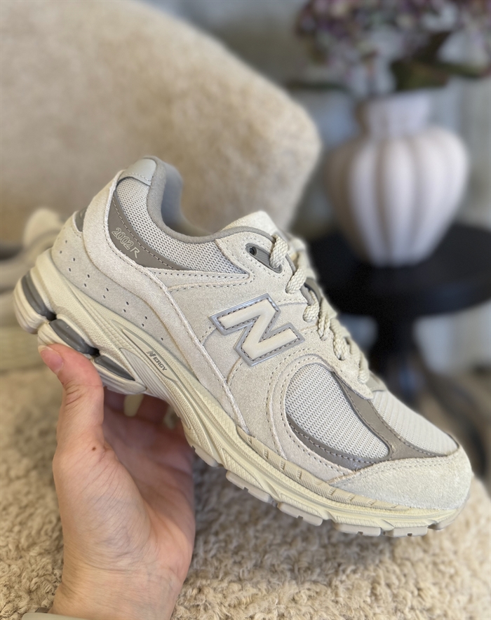 New Balance - U2002RBE Sneakers - Timberwolf/Arid Stone