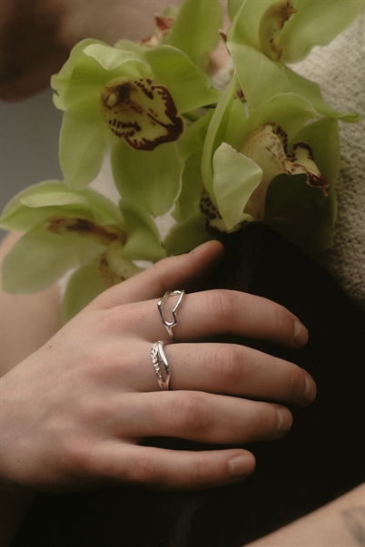 Maria Black Iris Ring Silver-Shop Online Hos Blossom