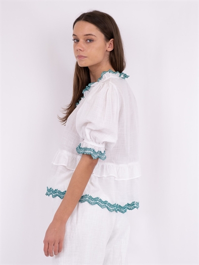 Neo Noir Emmi Embroidery Bluse White Green-Shop Online Hos Blossom