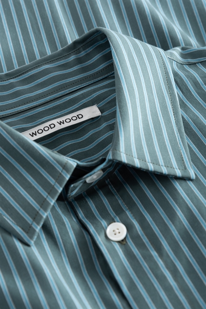 Wood Wood Jade Poplin Stripe Skjorte Dusty Green Shop Online Hos Blossom
